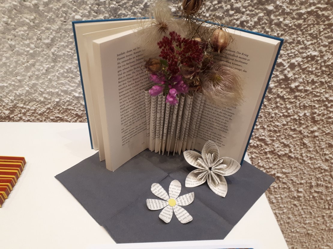 BibliothECO: Upcycling - mach was mit unseren alten Büchern · Bild 1