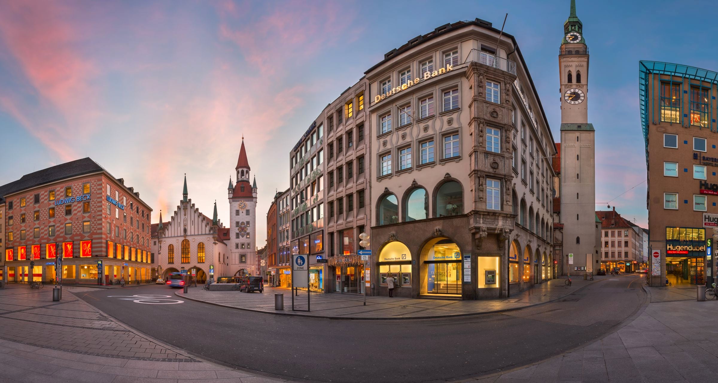 Marienplatz und Altstadt in München im warmen Abendlicht
