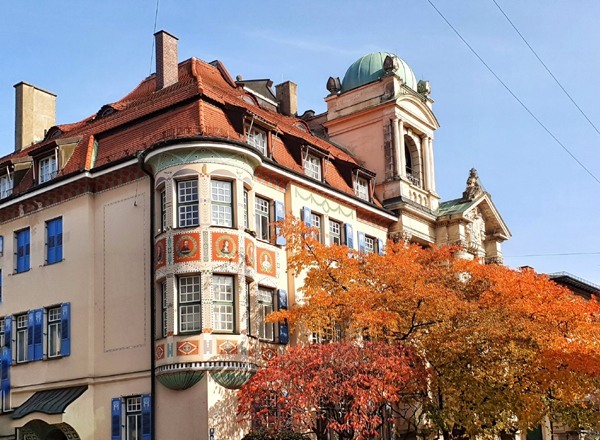 JUGENDSTIL UND DAS BÖHMISCHE LEBEN SCHWABINGS (Gruppenführung in Russisch) - АР-НУВО И БОГЕМНАЯ ЖИЗНЬ ШВАБИНГА · Bild 1